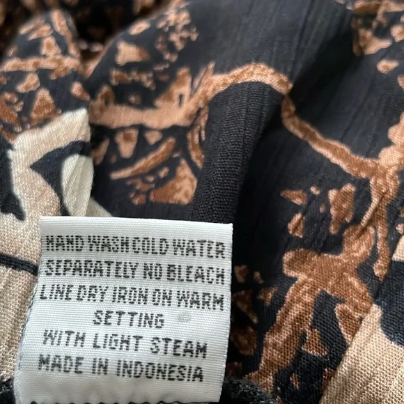 Black with sophisticated neutral designs, California Krush size XL crêpon skirt - Picture 8 of 8